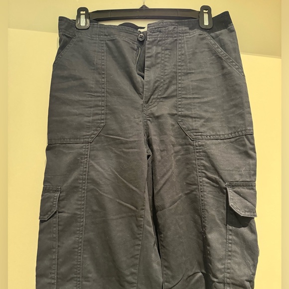 Abercrombie & Fitch Women’s Relaxed Cargo Pant; color Black; size 27 short (4s). - Picture 8 of 12